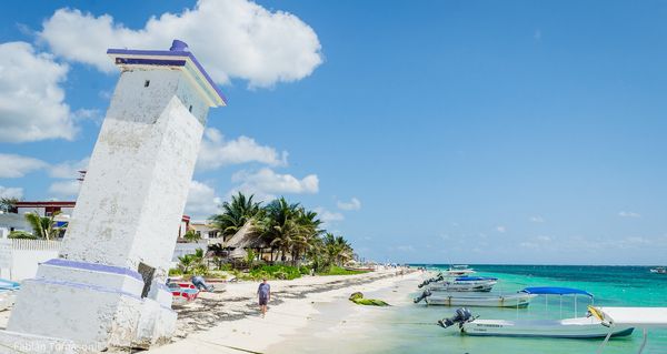 Faro Inclinado de Puerto Morelos