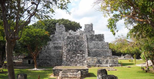 Piramide de la zona arqueologica El Meco cerca de Costa Mujeres