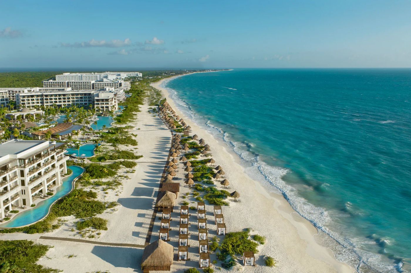 Vista aerea de la playa y resorts de Costa Mujeres