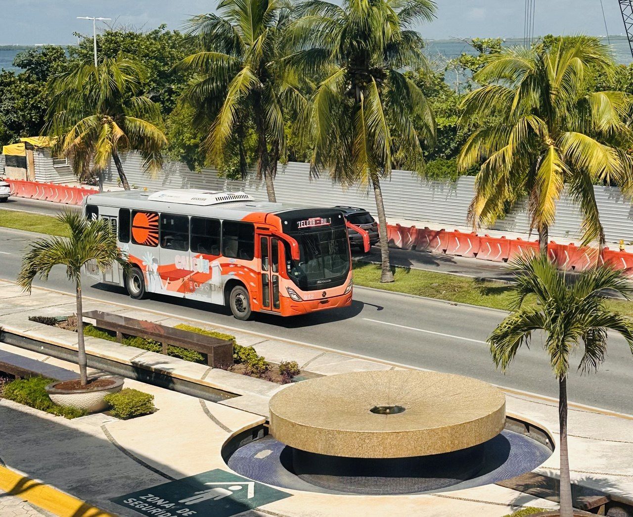 R1, R2 and R10 buses in Cancun